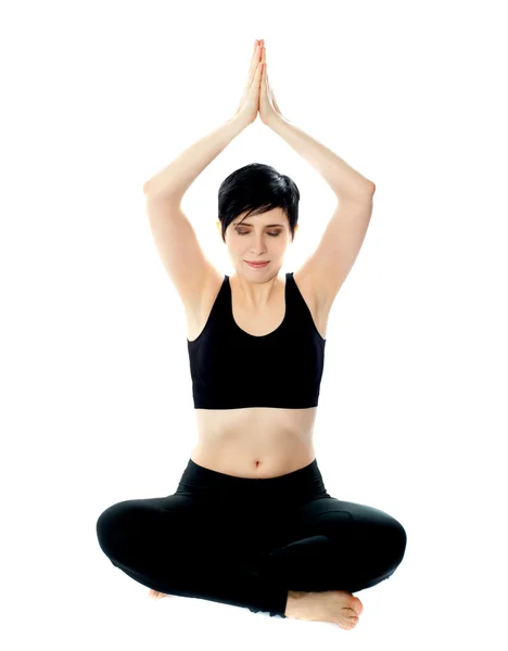 Gyönyörű szőke lány meditál, fekete — Stock Fotó