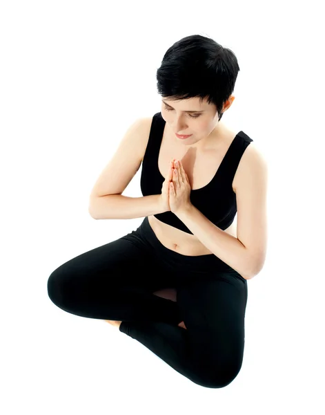 Jeune femme pratiquant le yoga en position lotus — Photo