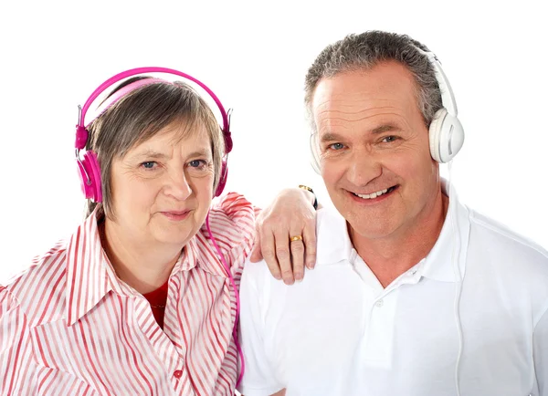 Мила старша пара слухає музику разом — стокове фото