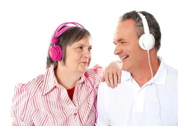 Romantica coppia di anziani godendo di musica insieme — Foto Stock