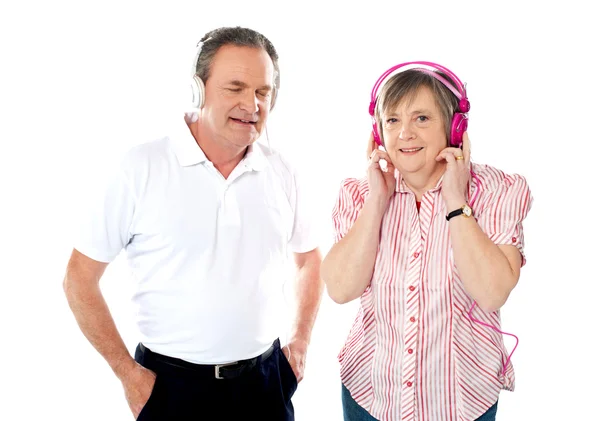 Счастливая пожилая пара наслаждается музыкой вместе — стоковое фото