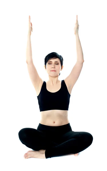 Portret van mooie jonge vrouw doen yoga oefening — Stockfoto