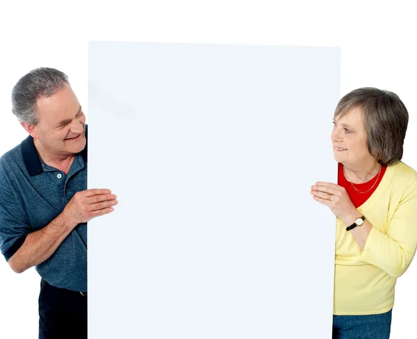 Ouderdom paar presenteren banner samen — Stockfoto