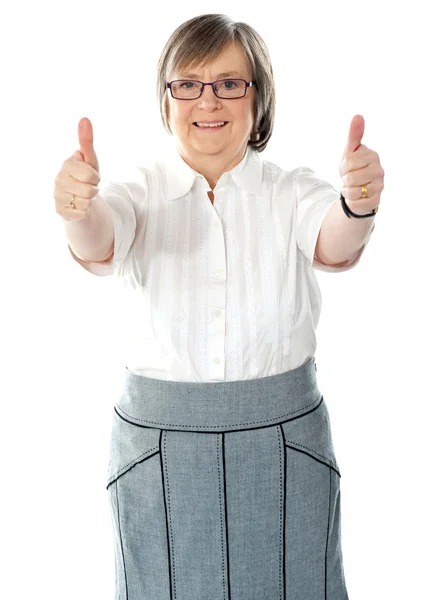 Vrouw uitvoerend weergegeven: dubbele thumbs-up — Stockfoto