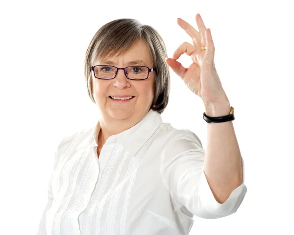 Amerikaanse vrouw gebaren uitmuntendheid teken — Stockfoto