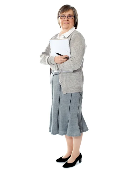 Full length portriat of an aged woman carrying business documents — Stock Photo, Image