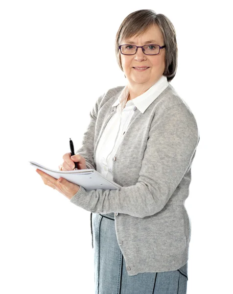 Γυναίκα ηλικίας εγγράφως στο σημειωματάριο σπείρα — Φωτογραφία Αρχείου