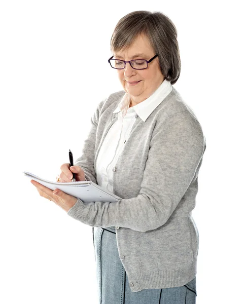 Retrato de una mujer de negocios escribiendo notas — Foto de Stock