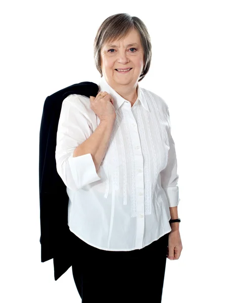 Senior vrouwelijke uitvoerend bedrijf vacht over haar schouders — Stockfoto