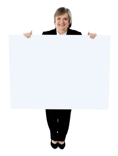 Empresaria sosteniendo un cartel en blanco — Foto de Stock