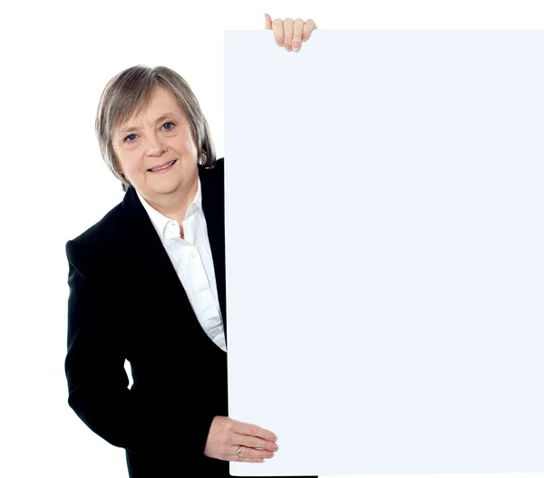 Female executive holding blank whiteboard — Stock Photo, Image