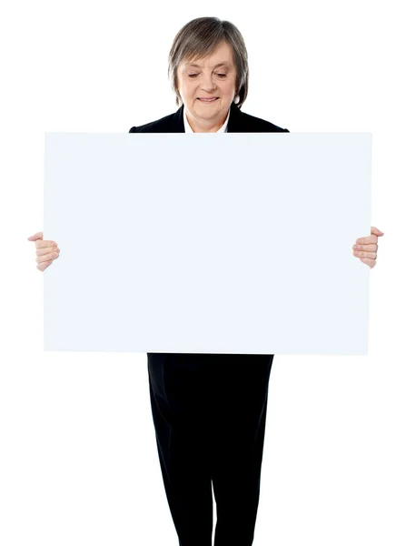 Retrato de uma senhora de negócios segurando um cartaz em branco — Fotografia de Stock