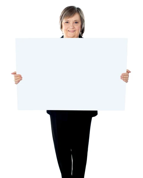 Kvinnliga verkställande stående med en tom skylt — Stockfoto
