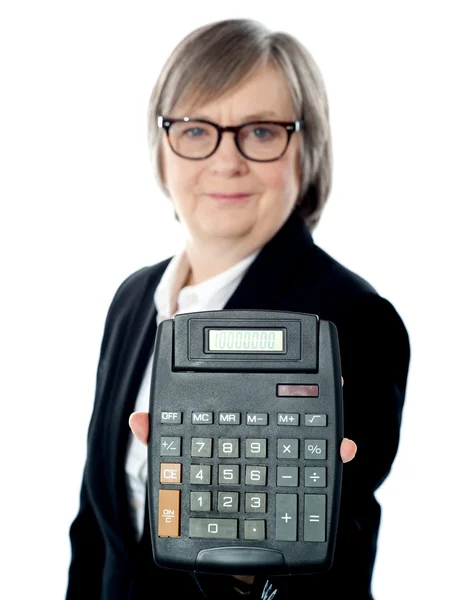 Profesional de negocios mostrando calculadora a cámara — Foto de Stock