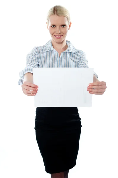 Femme d'entreprise tenant un panneau blanc — Photo