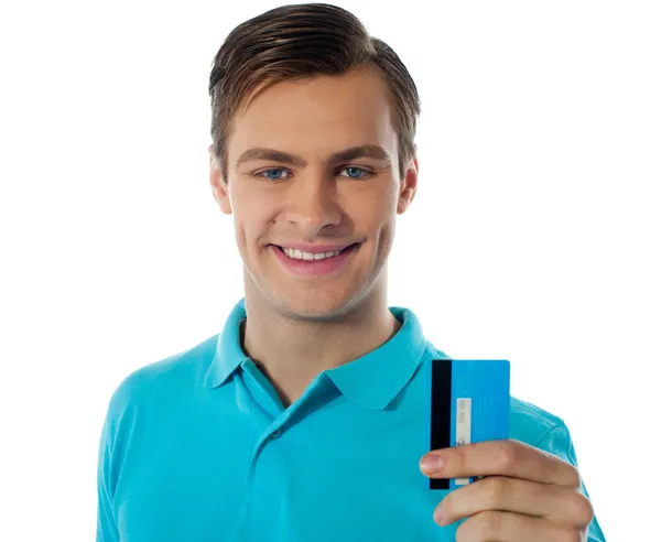 Gros plan portrait d'un gars à la mode tenant une carte de débit — Photo