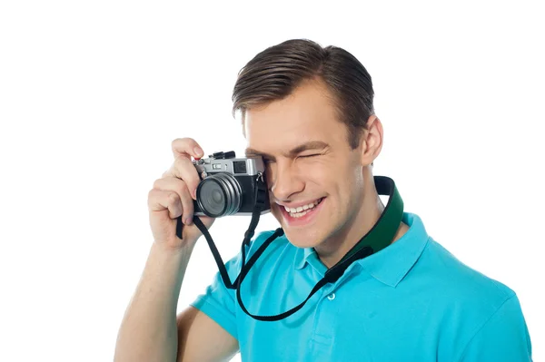 イメージをキャプチャする若者のカメラマン — ストック写真