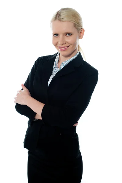 Sorridente giovane femlae CEO posa con le braccia incrociate — Foto Stock