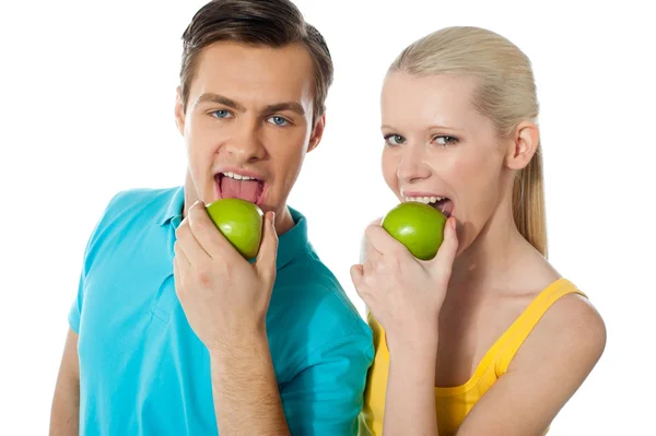 Healthy couple eating fresh green apple — Stock Photo, Image