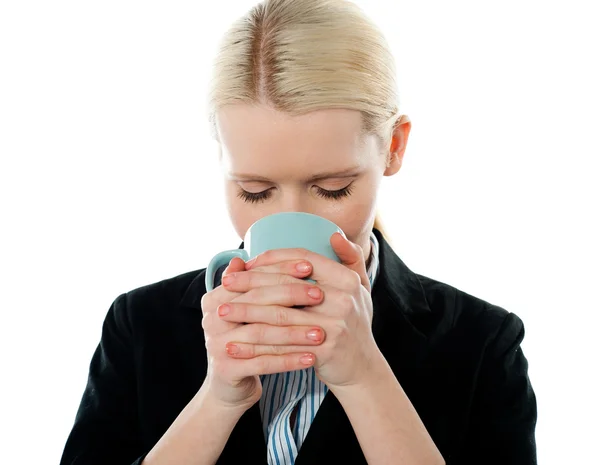 Donna d'affari che beve caffè — Foto Stock