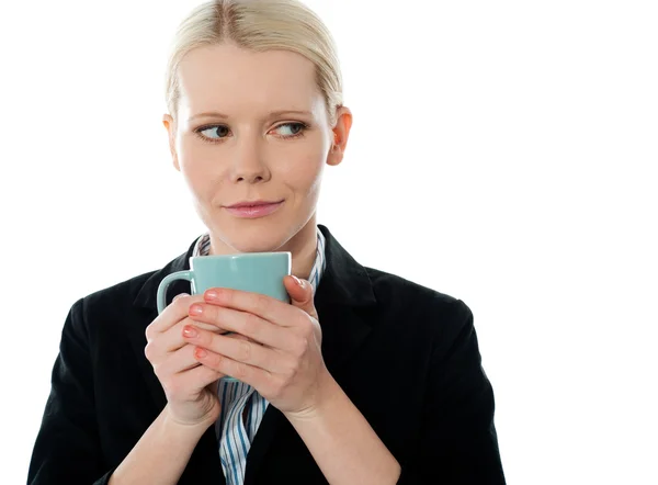 Coporate woman holding coffee mug — Stock Photo, Image