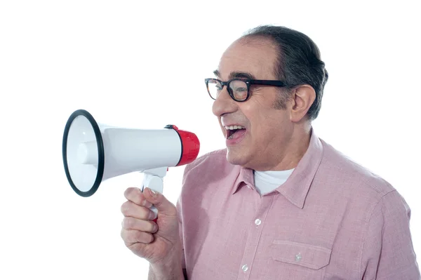 Anziano casual uomo urlando attraverso megafono — Foto Stock