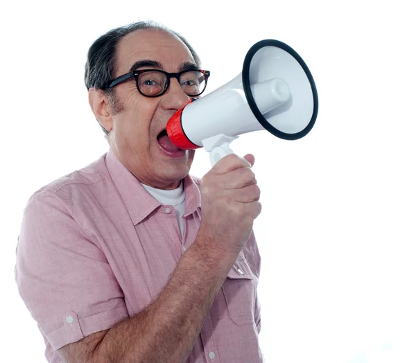 Senior casual man met een megafoon — Stockfoto
