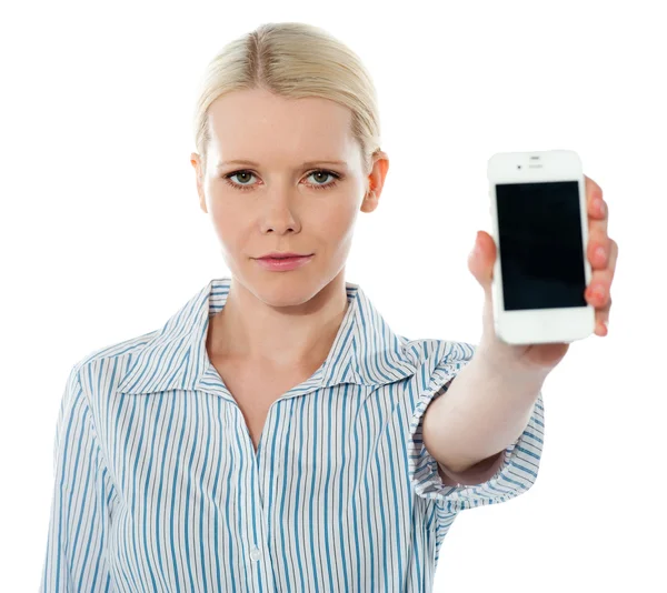 Corporate weibliche Kommunikation am Telefon vor weißem Hintergrund — Stockfoto