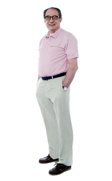 Seitenansicht eines älteren Mannes, der stilvoll posiert — Stockfoto
