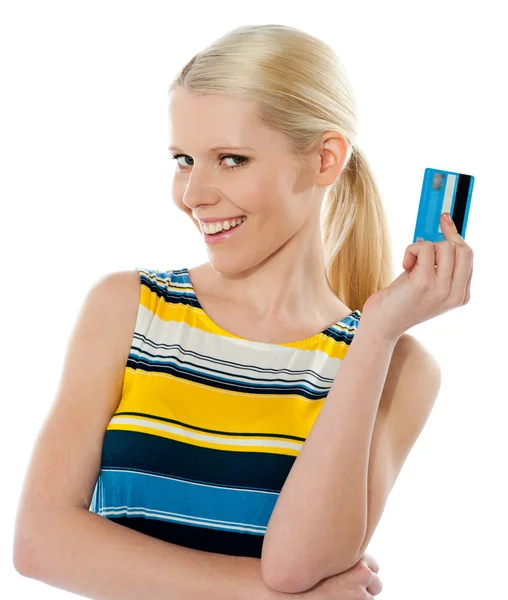 Vendedora loira posando com cartão de crédito — Fotografia de Stock