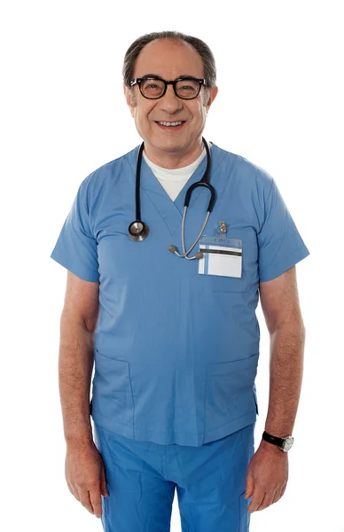 Красивый улыбающийся старший врач позирует перед камерой — стоковое фото