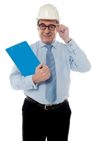 Uśmiechnięta dojrzałych architekt trzymając jego okulary — Zdjęcie stockowe