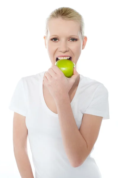 영양가 있는 녹색 사과 먹는 건강 한 어린 소녀 — 스톡 사진
