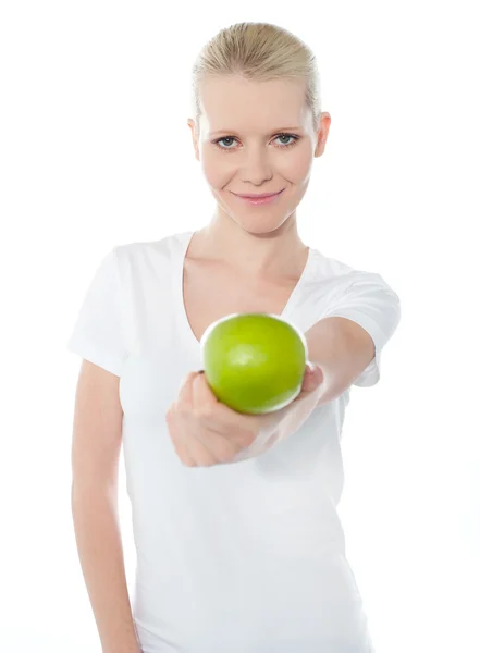 Netter Teenager bietet grünen Apfel an — Stockfoto