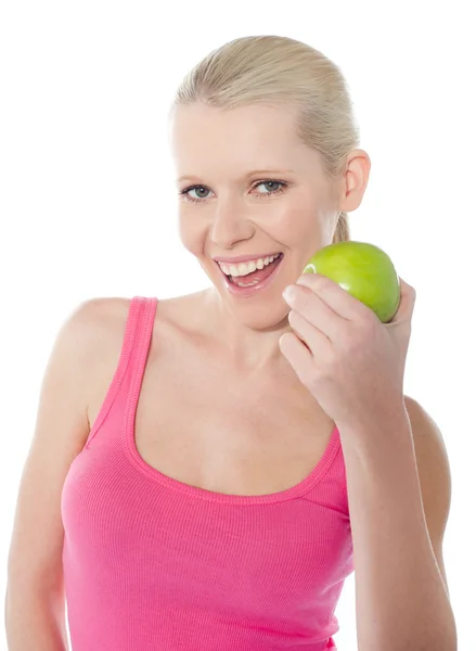 Bir elma yemek oldukça beyaz kız — Stok fotoğraf