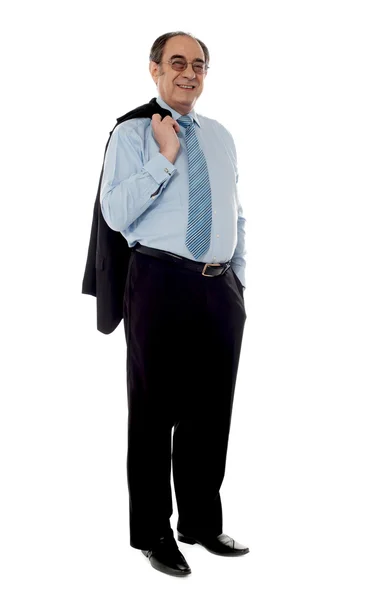 Empresário sênior segurando casaco sobre seus ombros — Fotografia de Stock