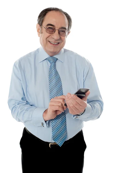Sorridente anziano business executive sms — Foto Stock