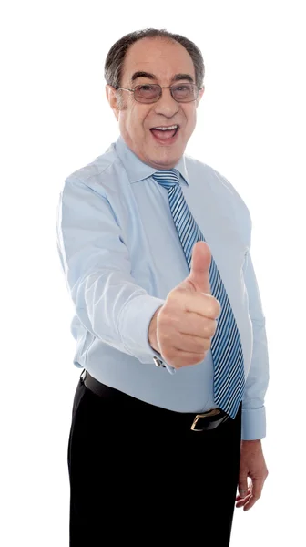 Glücklicher Senior-Manager posiert mit Daumen-hoch-Geste — Stockfoto