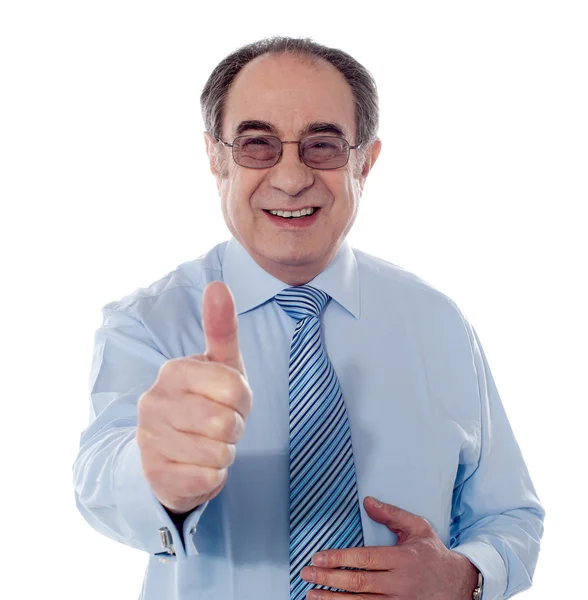 Lachende volwassen zakenman tonen thumbs-up — Stockfoto