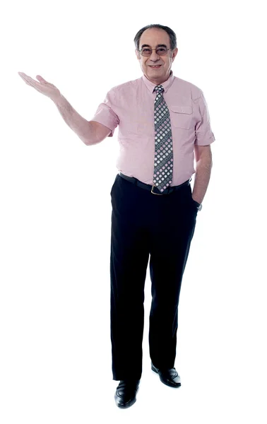 Schöner Seniorchef posiert mit offener Handfläche — Stockfoto