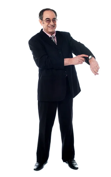 Uomo d'affari anziano che punta verso orologio da polso — Foto Stock