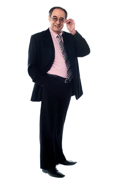Alter Geschäftsmann posiert mit Stil — Stockfoto