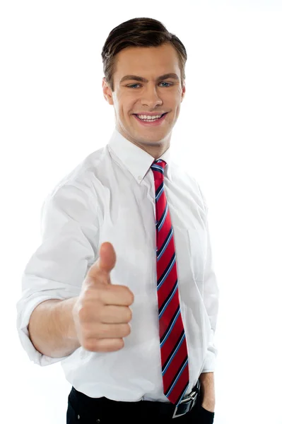 Бизнес-менеджер жестом вверх большими пальцами — стоковое фото