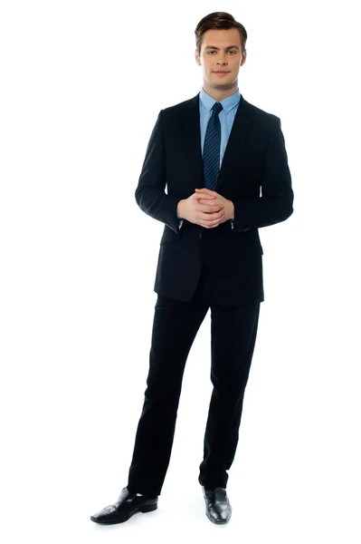 Ung stilig man i svart kostym — Stockfoto