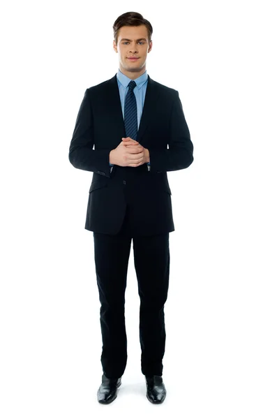 Joven hombre de negocios guapo posando — Foto de Stock