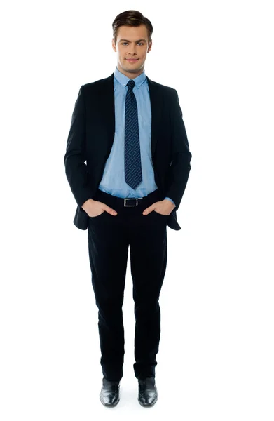 Giovane uomo d'affari posa con le mani in tasca — Foto Stock