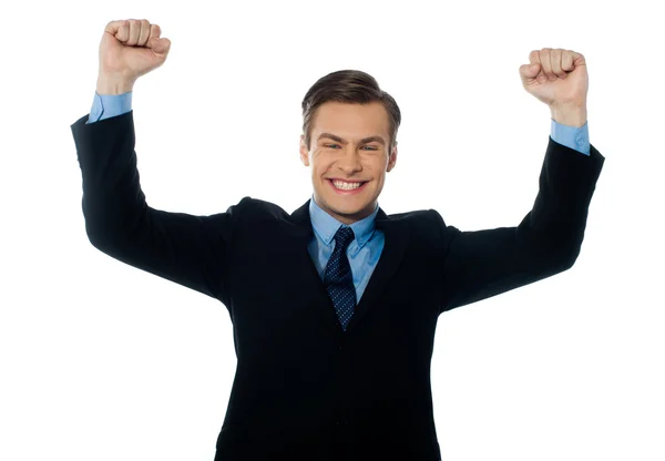 Empresario celebrando el éxito con los brazos en alto — Foto de Stock