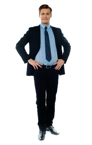 Retrato de um jovem executivo elegante em terno de negócios — Fotografia de Stock