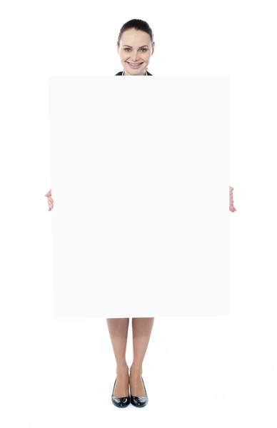 Молодая женщина держит чистый рекламный щит — стоковое фото