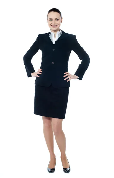 Female executive posing with hands on her waist — Stock Photo, Image